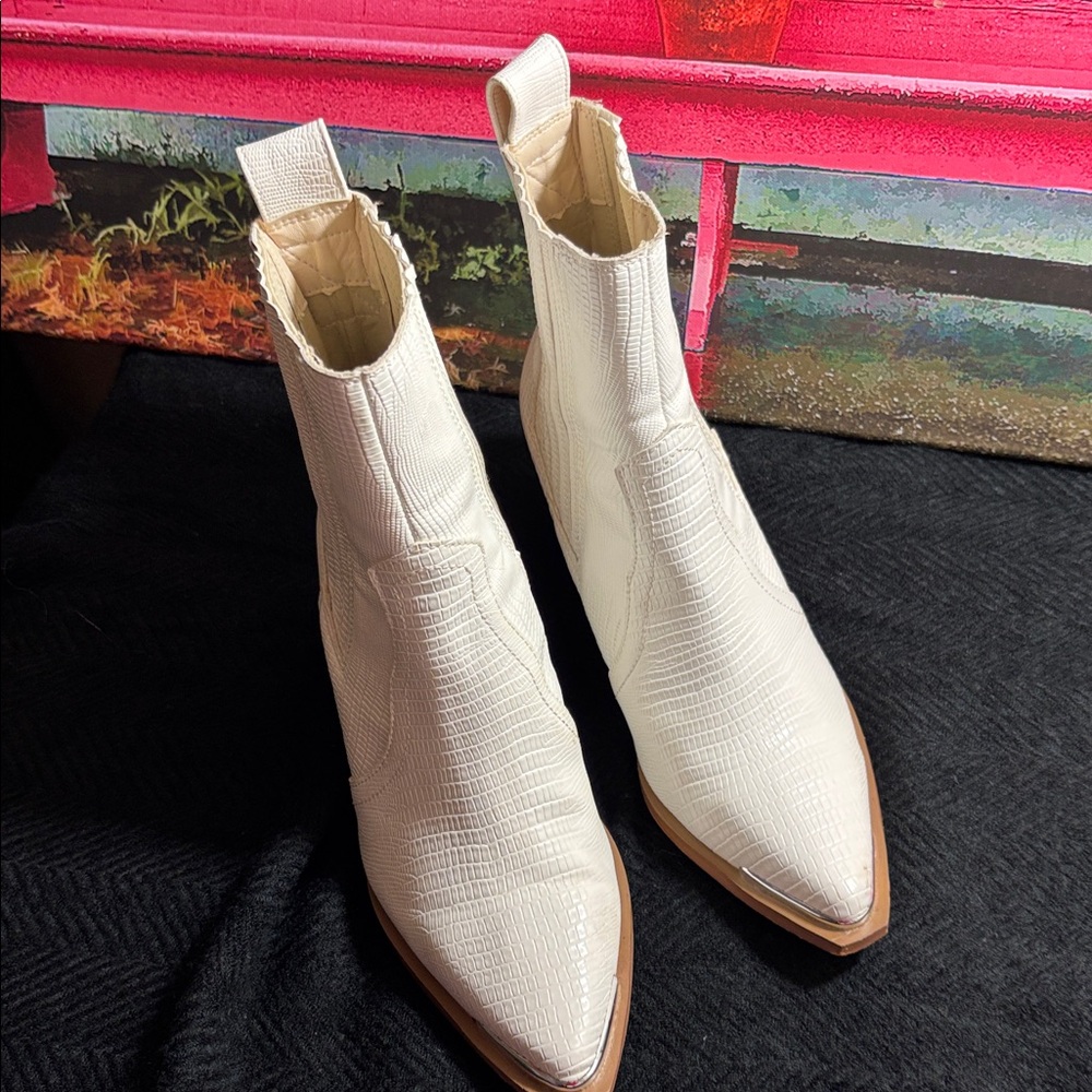 ARIDER GIRL Ivory Heel Ankle Boots Point Toe Croc Sz 7 Booties